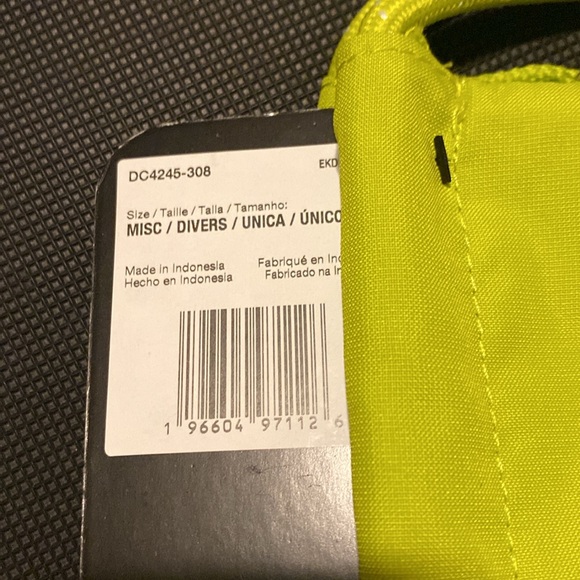 Men/women Nike draw string backpack. Zipper side pocket. BNWT Yellow/green color - Picture 4 of 6
